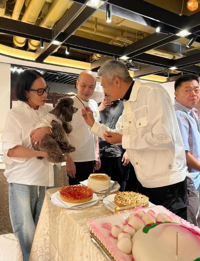 周润发庆祝70大寿，夫妻抱爱犬合影，还把寿桃分给爱犬吃
