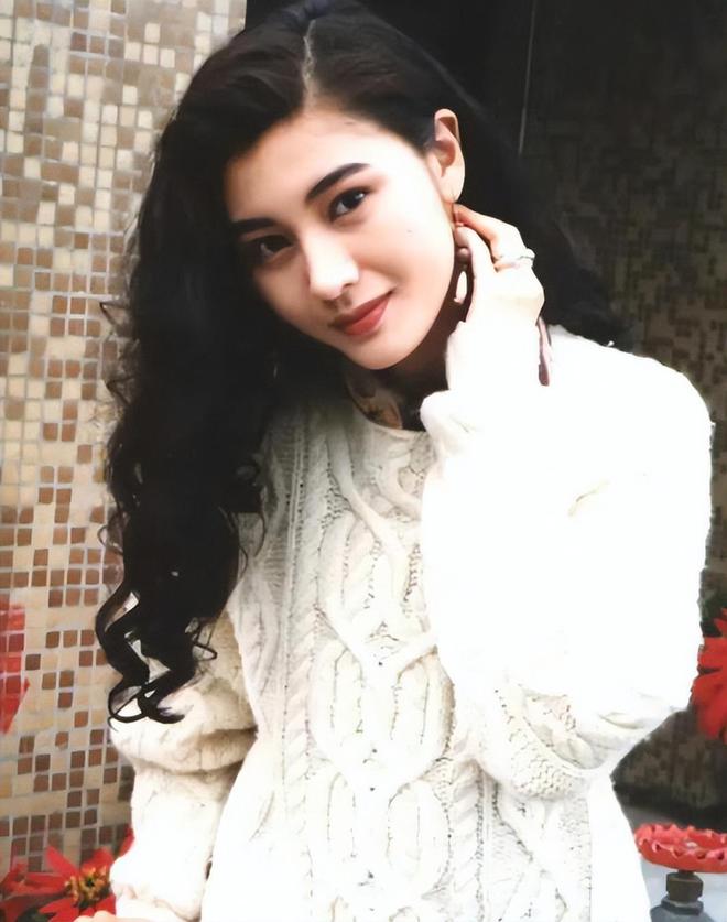 55岁李嘉欣在新加坡拍“港风”照，复刻20年前的自己