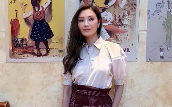 55岁李嘉欣在新加坡拍“港风”照，复刻20年前的自己