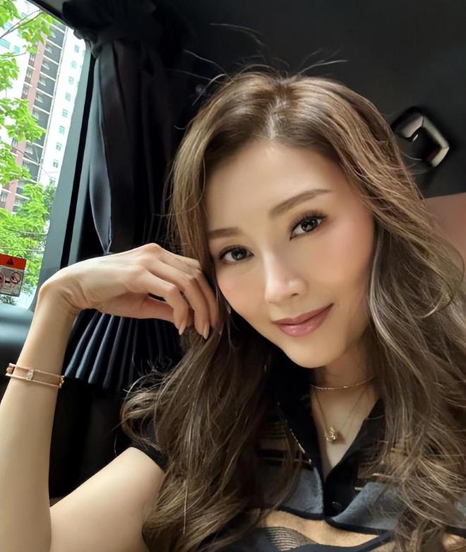 55岁李嘉欣在新加坡拍“港风”照，复刻20年前的自己