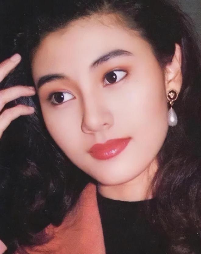 55岁李嘉欣在新加坡拍“港风”照，复刻20年前的自己