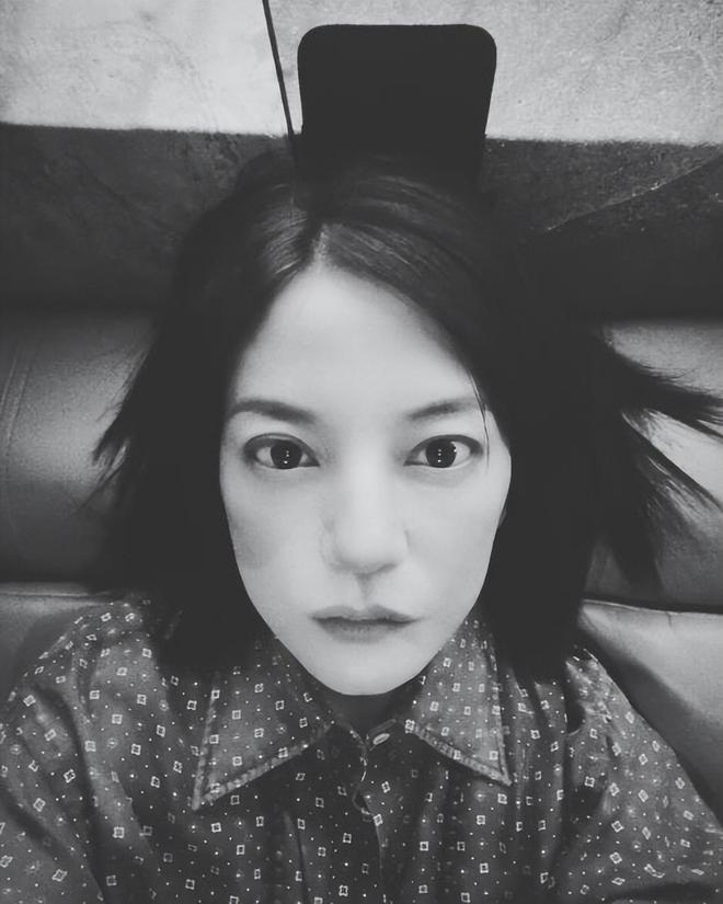 赵薇这是怎么了？520深夜发黑白照自拍！喊话：不再被恐惧束缚