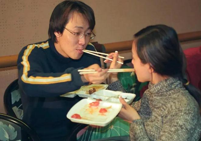 朱媛媛一生爱情圆满无憾，全家最后同框曝光，她笑容开怀无病容