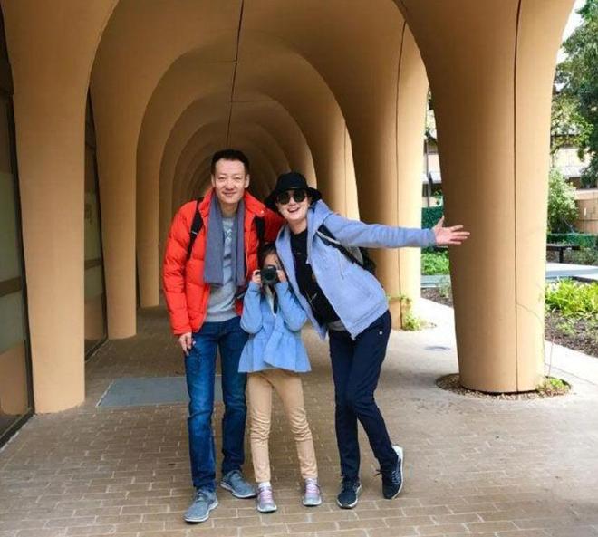 朱媛媛一生爱情圆满无憾，全家最后同框曝光，她笑容开怀无病容