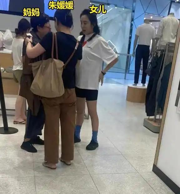 朱媛媛一生爱情圆满无憾，全家最后同框曝光，她笑容开怀无病容