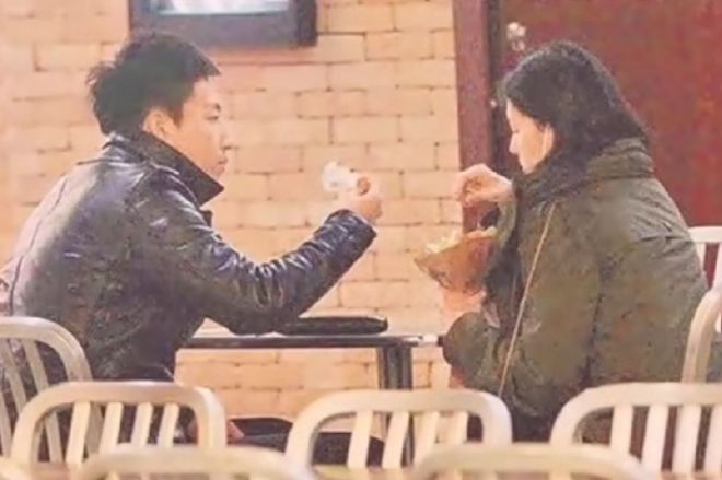 打脸汪小菲！大S生前定居北京为他下厨吃路边摊，她也曾适应过！
