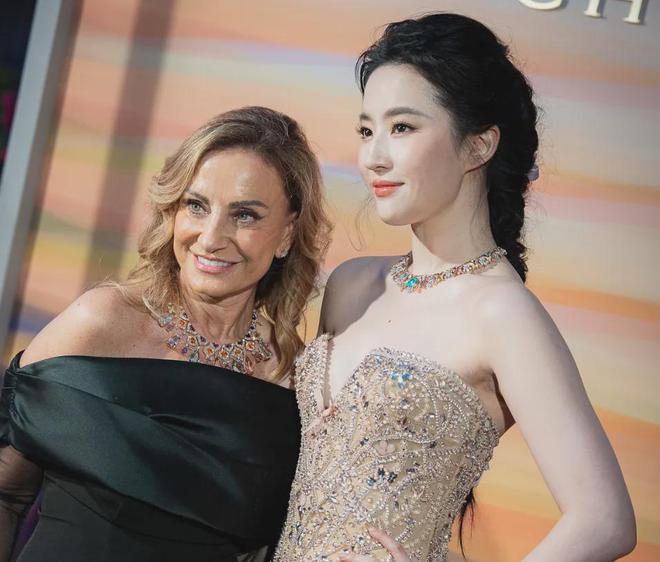 刘亦菲瘦了！和Lisa同框生图曝光，网友直言好像大小姐和女佣