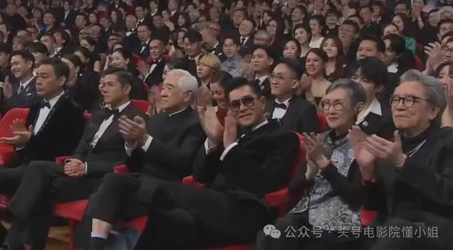 60岁张家辉搭地铁，落魄了？金像奖上台发疯，知道真相后一声叹息