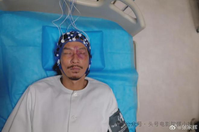 60岁张家辉搭地铁，落魄了？金像奖上台发疯，知道真相后一声叹息