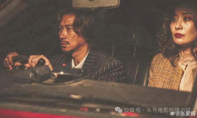 60岁张家辉搭地铁，落魄了？金像奖上台发疯，知道真相后一声叹息