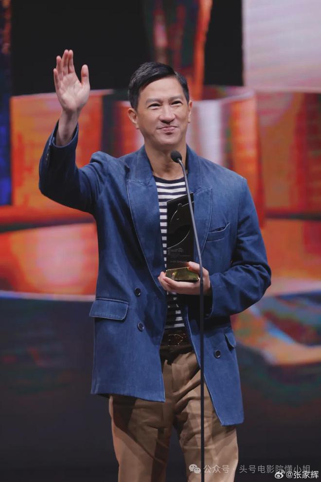 60岁张家辉搭地铁，落魄了？金像奖上台发疯，知道真相后一声叹息