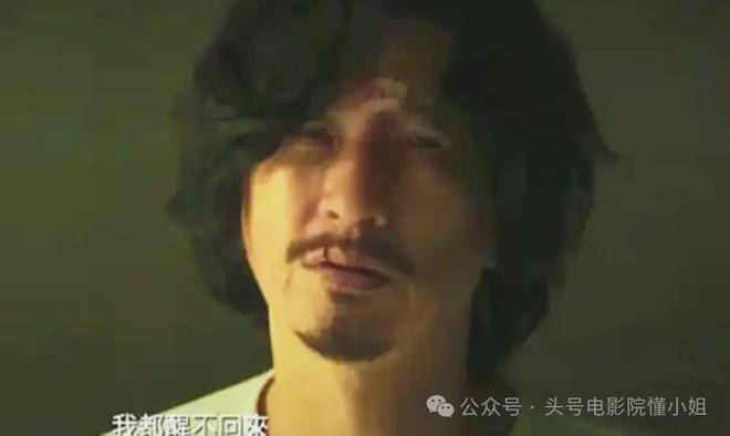 60岁张家辉搭地铁，落魄了？金像奖上台发疯，知道真相后一声叹息
