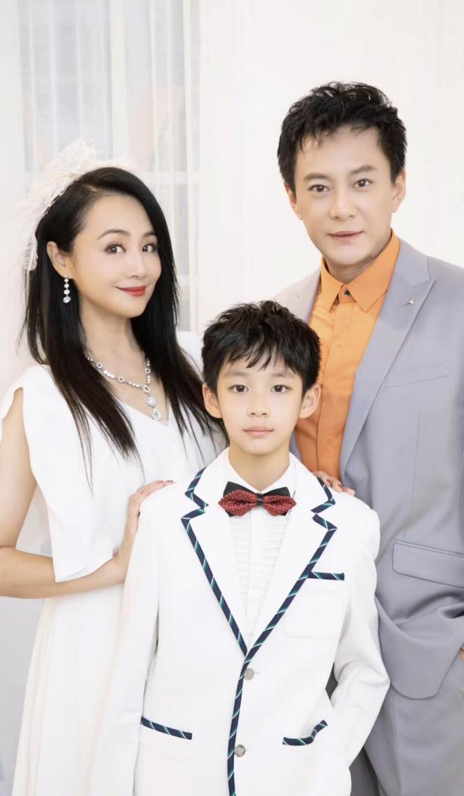 51岁曹颖自曝患癌，放心不下年幼的儿子，坦言当了妈妈后不敢生病