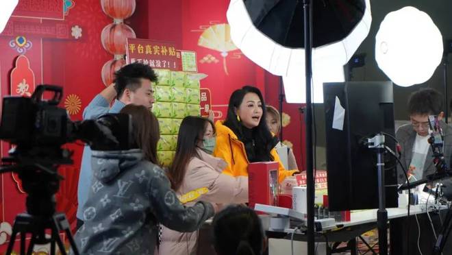 51岁曹颖自曝患癌，放心不下年幼的儿子，坦言当了妈妈后不敢生病