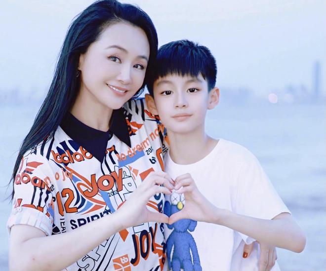 51岁曹颖自曝患癌，放心不下年幼的儿子，坦言当了妈妈后不敢生病