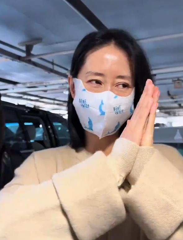 刘敏涛含泪奔赴朱媛媛告别仪式，双手合十哭泣不止