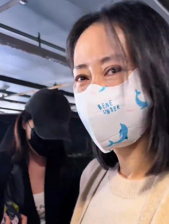 刘敏涛含泪奔赴朱媛媛告别仪式，双手合十哭泣不止
