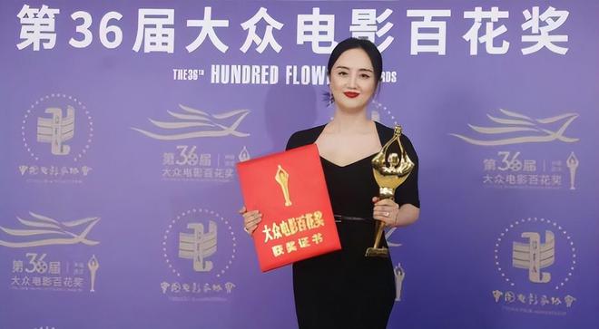 刘敏涛含泪奔赴朱媛媛告别仪式，双手合十哭泣不止