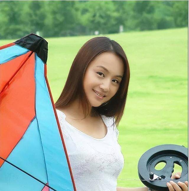 51岁曹颖患胃癌，做完手术8天就直播带货？说起儿子眼泪汪汪