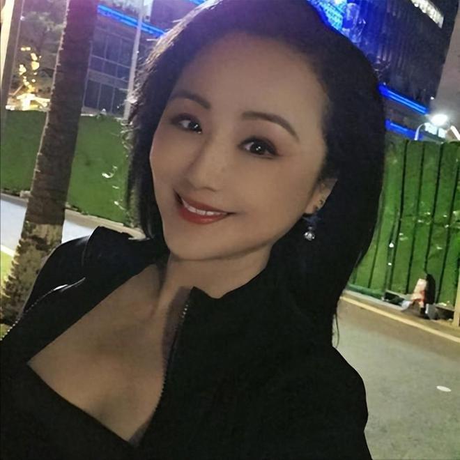 51岁曹颖患胃癌，做完手术8天就直播带货？说起儿子眼泪汪汪