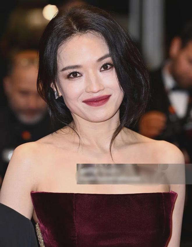 49岁舒淇状态太牛！戛纳生图吊打00花，跟周冬雨李庚希同框赢麻了