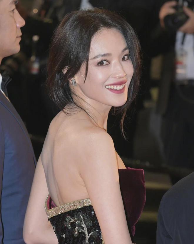 49岁舒淇状态太牛！戛纳生图吊打00花，跟周冬雨李庚希同框赢麻了
