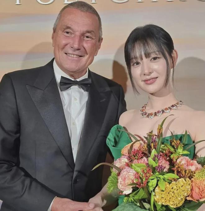32岁金智媛没了韩式滤镜，生图曝光被吐槽小家子气，水光肌太油腻