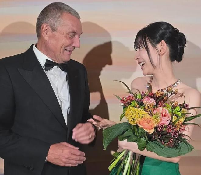 32岁金智媛没了韩式滤镜，生图曝光被吐槽小家子气，水光肌太油腻
