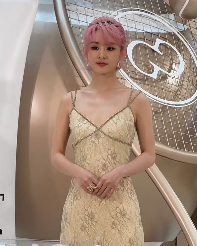 赵丽颖恋情曝光后首现身，粉发被吐槽像精神小妹，秀美背力挽狂澜