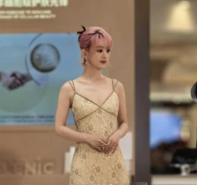 赵丽颖恋情曝光后首现身，粉发被吐槽像精神小妹，秀美背力挽狂澜