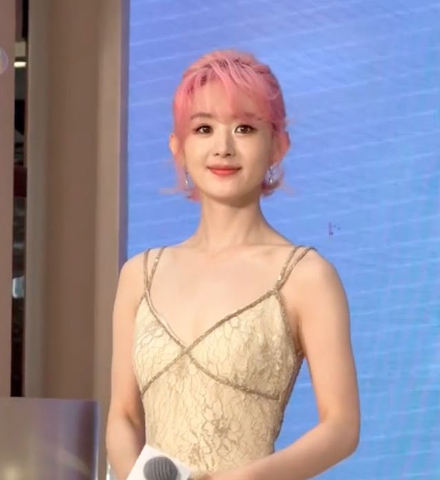赵丽颖恋情曝光后首现身，粉发被吐槽像精神小妹，秀美背力挽狂澜