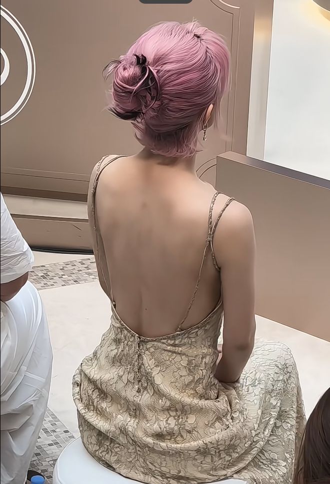 赵丽颖恋情曝光后首现身，粉发被吐槽像精神小妹，秀美背力挽狂澜