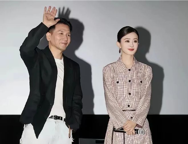赵丽颖恋情曝光后首现身，粉发被吐槽像精神小妹，秀美背力挽狂澜