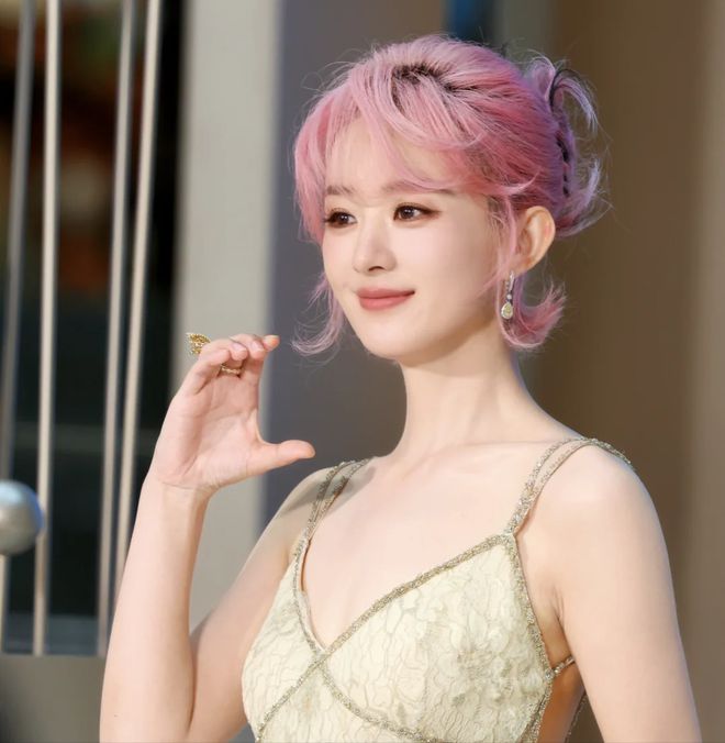赵丽颖恋情曝光后首现身，粉发被吐槽像精神小妹，秀美背力挽狂澜