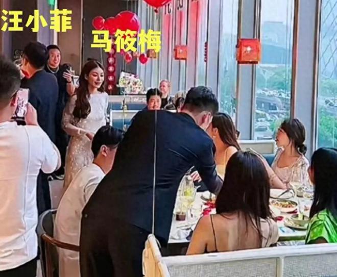 婚后首次露面，马筱梅穿5万裙子参加剪彩，汪小菲全程黑脸零互动
