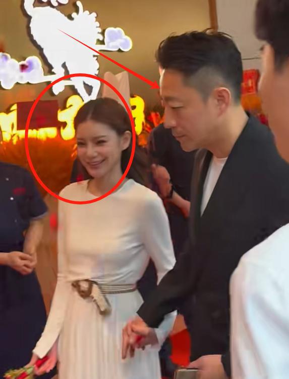 婚后首次露面，马筱梅穿5万裙子参加剪彩，汪小菲全程黑脸零互动