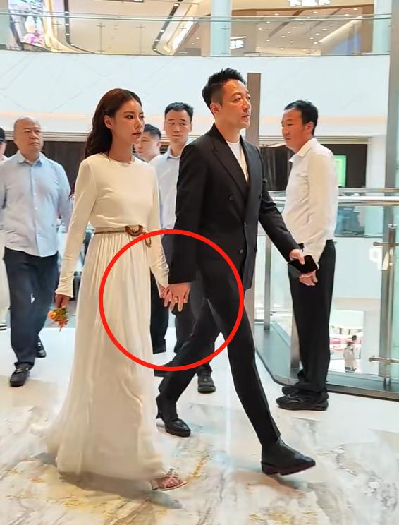婚后首次露面，马筱梅穿5万裙子参加剪彩，汪小菲全程黑脸零互动