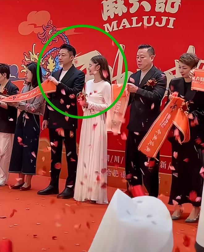 婚后首次露面，马筱梅穿5万裙子参加剪彩，汪小菲全程黑脸零互动