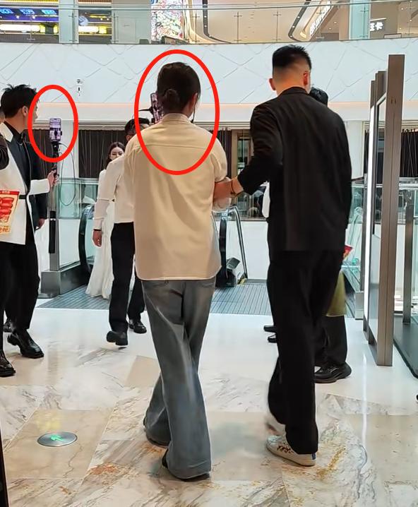 婚后首次露面，马筱梅穿5万裙子参加剪彩，汪小菲全程黑脸零互动