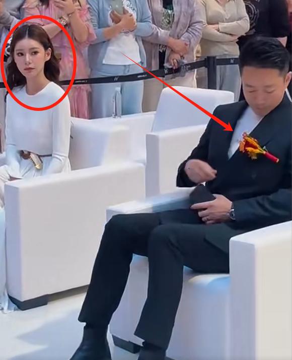 婚后首次露面，马筱梅穿5万裙子参加剪彩，汪小菲全程黑脸零互动