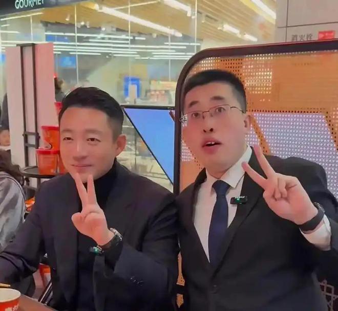 婚后首次露面，马筱梅穿5万裙子参加剪彩，汪小菲全程黑脸零互动