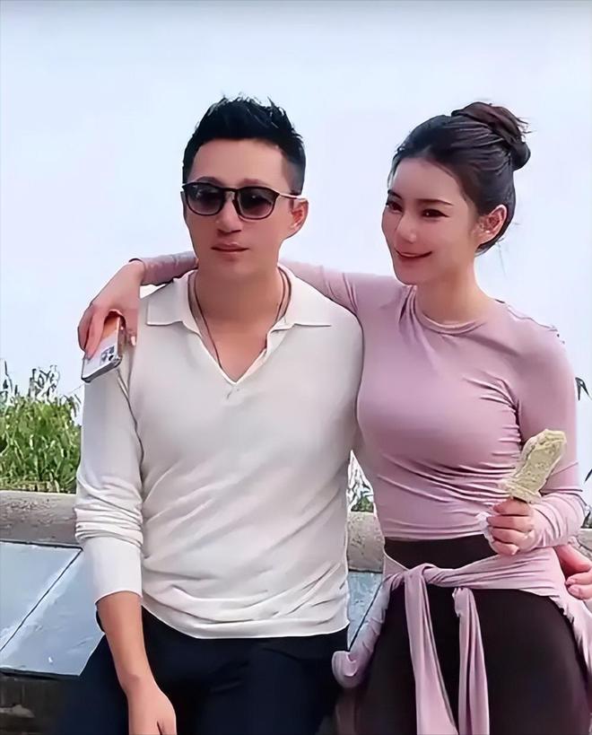 婚后首次露面，马筱梅穿5万裙子参加剪彩，汪小菲全程黑脸零互动