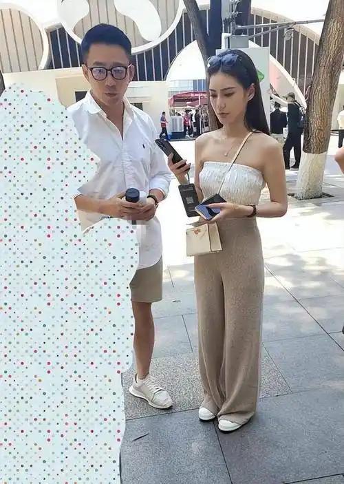 婚后首次露面，马筱梅穿5万裙子参加剪彩，汪小菲全程黑脸零互动