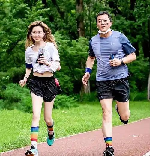 李亚鹏不再隐瞒！坦言地产公司卖了70多亿，破产或与王菲有关系