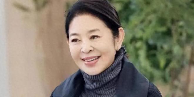 面相变了，66岁的倪萍再陷整容风波，难怪陈凯歌当初选了陈红