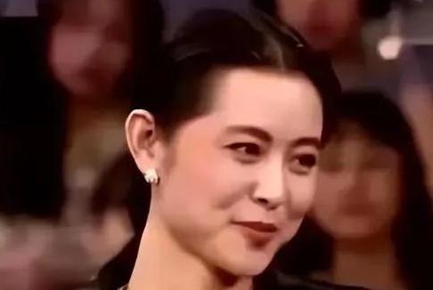 面相变了，66岁的倪萍再陷整容风波，难怪陈凯歌当初选了陈红