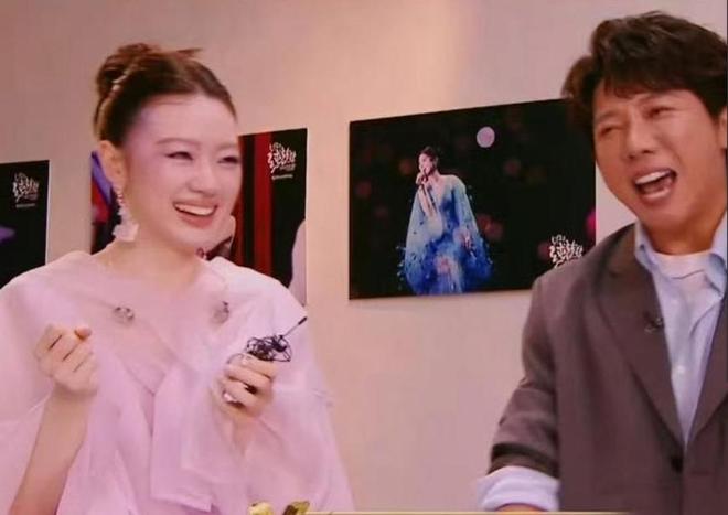 单依纯两连冠，遭质疑不会写歌只会唱歌？粉丝怒斥：感动人就好