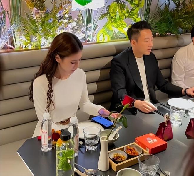 马筱梅正式成为“汪太太”，和汪小菲共享85亿身家，远超当年大S
