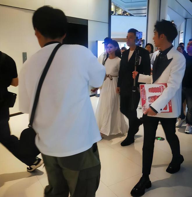 马筱梅正式成为“汪太太”，和汪小菲共享85亿身家，远超当年大S