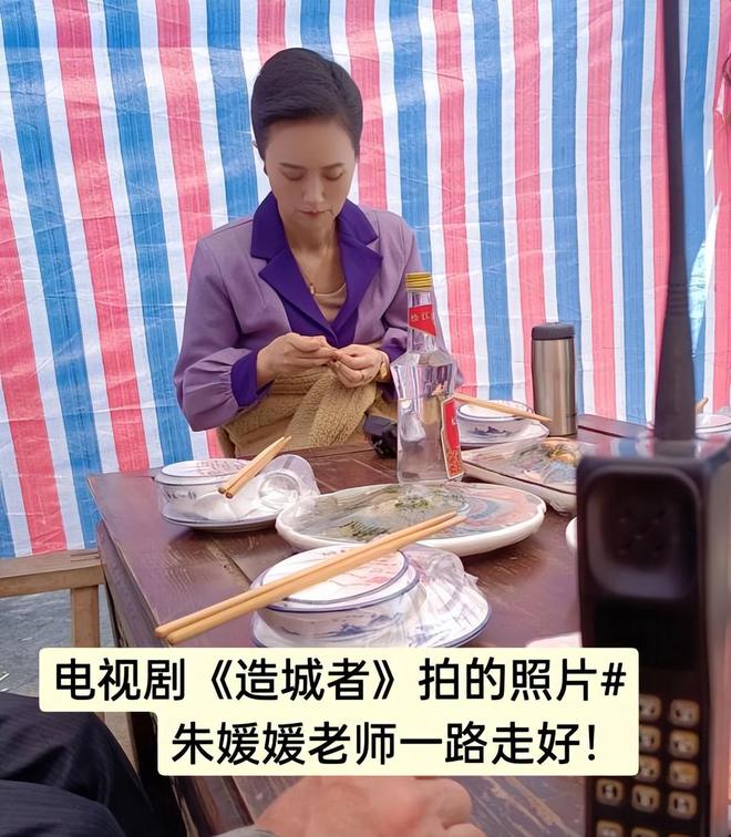 朱媛媛在《造城者》片场最后的身影曝光，她靠意志力强撑身体